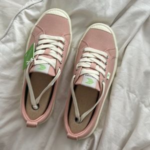 Cariuma Sneakers! Size 8